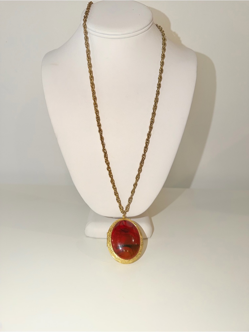 Vintage Gold-Tone & marbled Red Oval Locket Pendant Necklace
